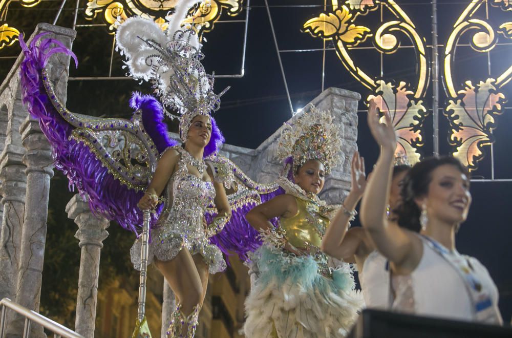 El desfile folclórico internacional de las Hogueras de Alicante llena de color las calles de la ciudad