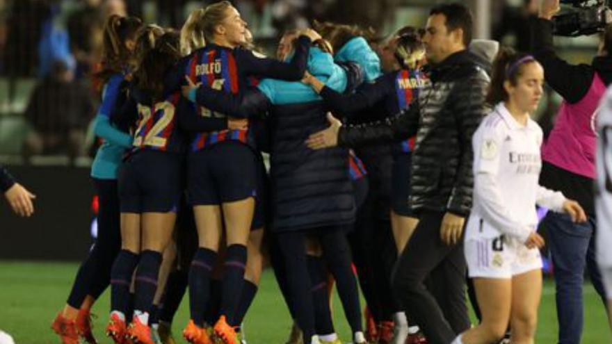 Les blaugranes celebrant el triomf. | JERO MORALES/EFE