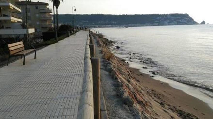 Part de la platja dels Griells ha estat engolida per l&#039;aigua.