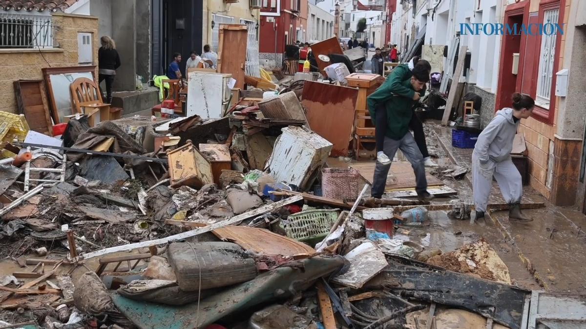 Los vecinos de Els Poblets trabajan para recuperar la normalidad tras los estragos de la dana Adam