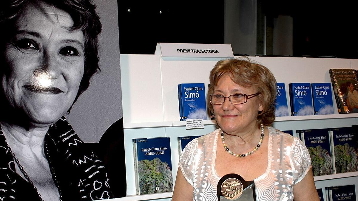 Isabel-Clara Simó, con uno de sus premios.