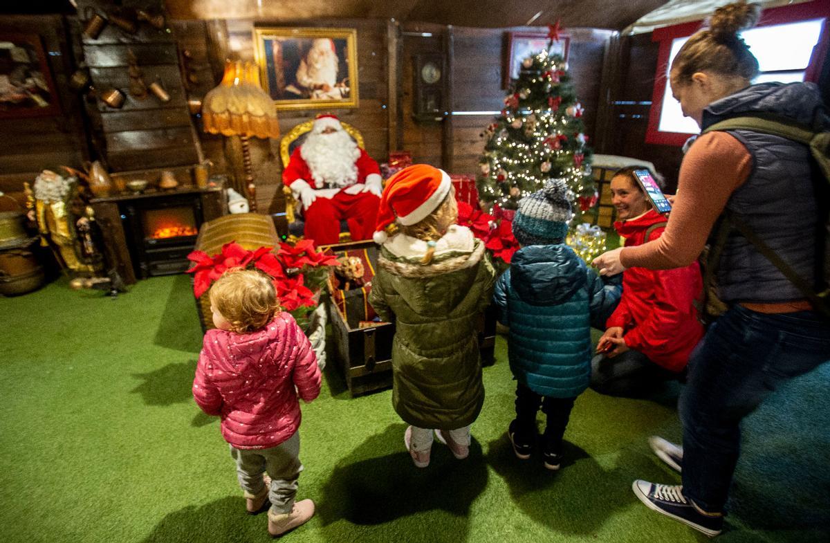 Papá Noel recibe a varios niños en Alicante.