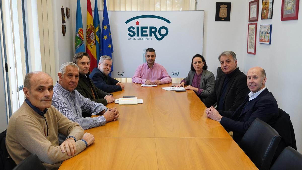 Un momento del encuentro en el Ayuntamiento de Siero. Por la izquierda, Javier Urraburu, Javier Díaz, Ignacio González, Pablo García- Vigón, Javier Rodríguez, Marta Piquero, Jesús Picatto y Jose Flórez.
