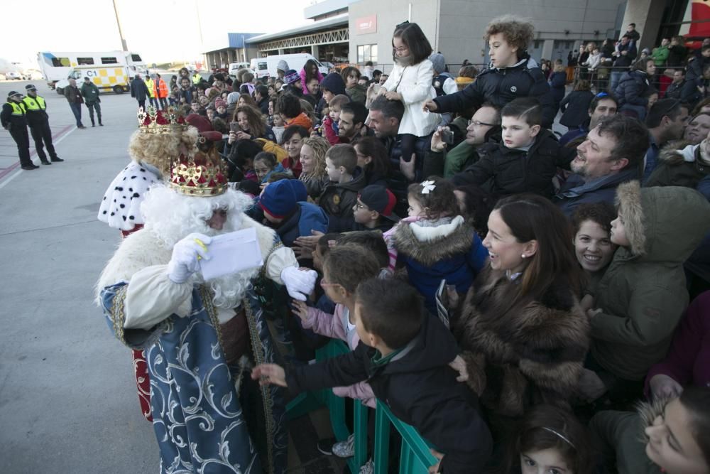 Llegada de los Reyes Magos al aeropuerto de Asturias