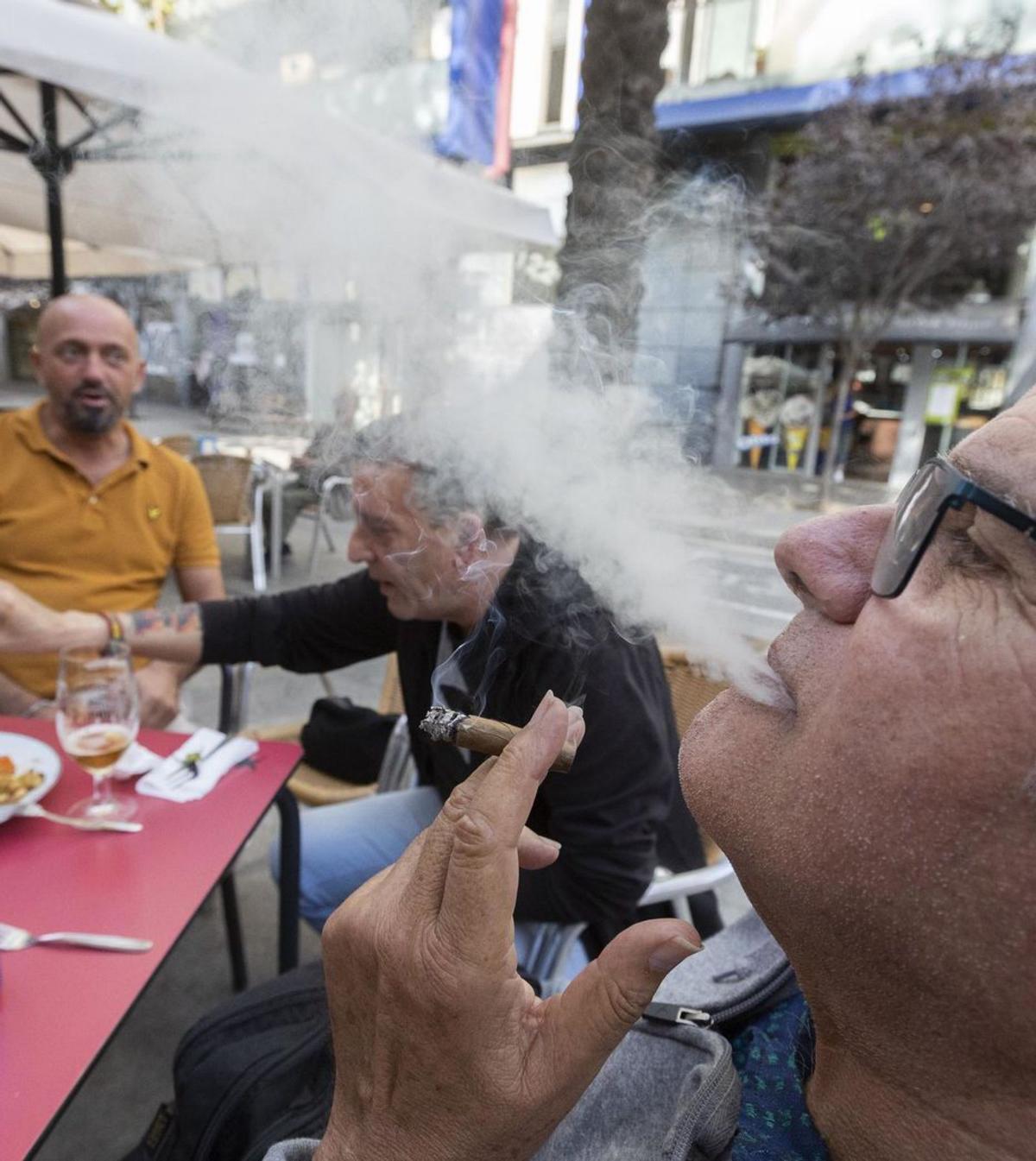 Brussel·les proposa que es prohibeixi fumar a les terrasses