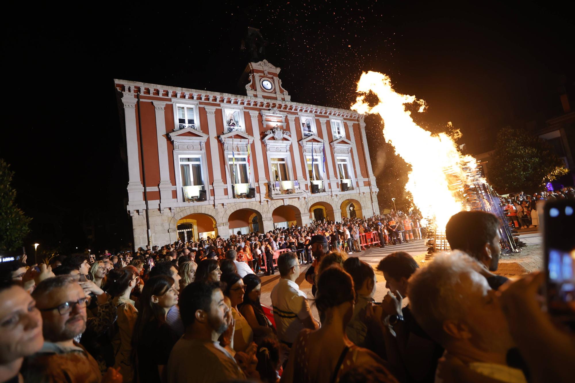 Así fue la hoguera de San Xuan en Mieres: arte, fuego y un dragón gigante