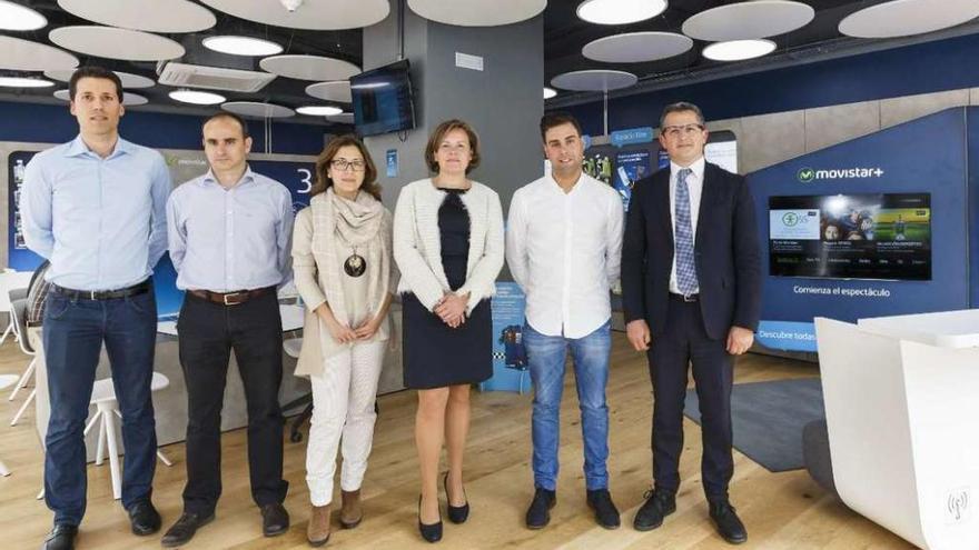 Representantes de Telefónica y las empresas que participan en el proyecto, en una de las tiendas renovadas.