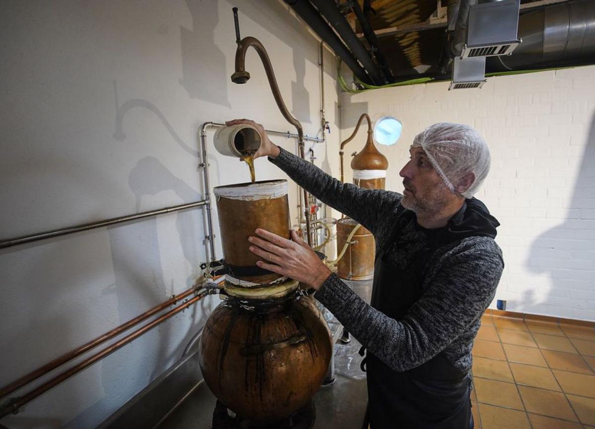 La ginebra que va néixer amb la festa de la Bisbal