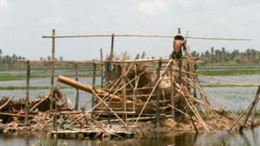 Un hombre trata de reconstruir su casa.