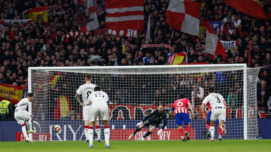 Berenguer engaña a Oblak desde el punto de penalti, para marcar el gol de la victoria. | AFP/EUROPA PRESS