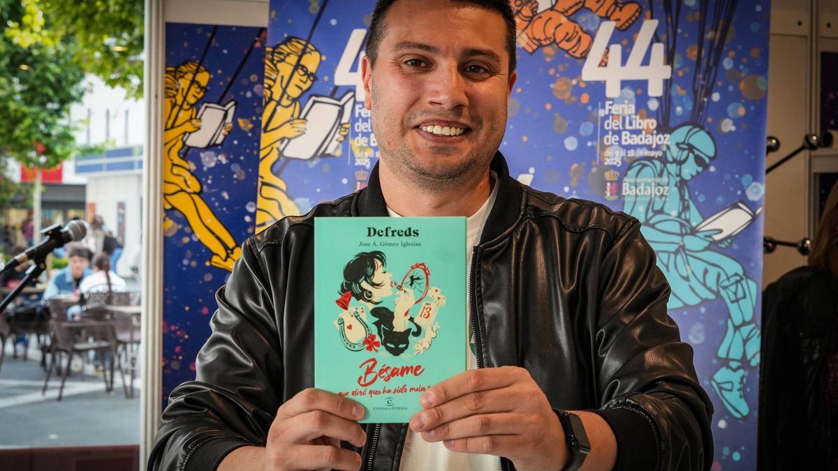 El autor, Defreds, sujeta su nueva publicación, 'Bésame, que diré que ha sido mala suerte', esta tarde en la Feria del Libro de Badajoz.