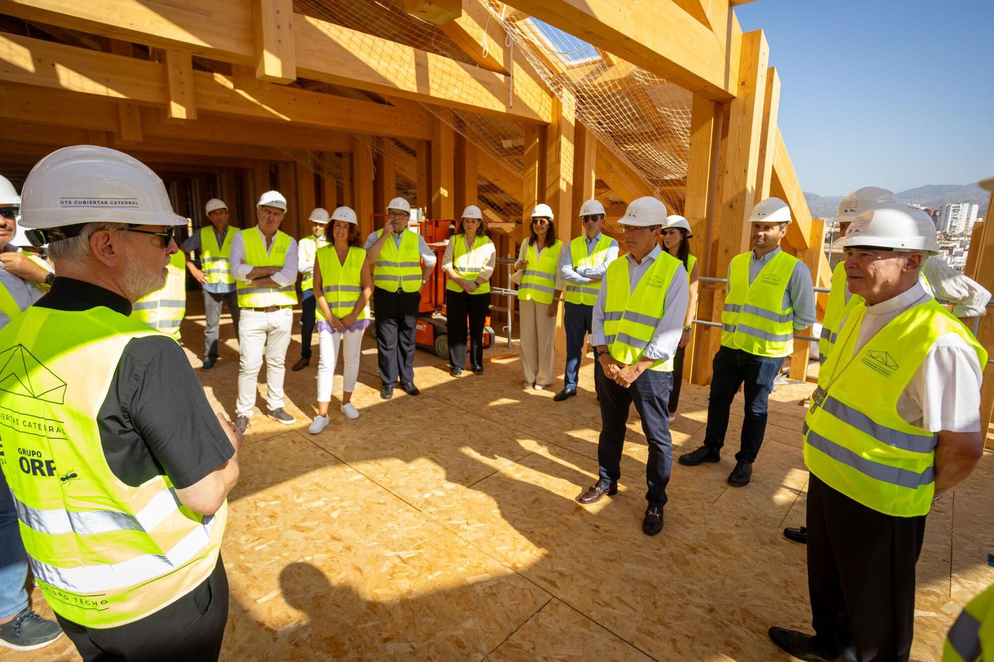 Visita institucional a las obras del tejado de la Catedral del presidente de la Diputación, Francisco Salado; junto con el obispo emérito, Jesús Catalá; el presidente de la Fundación Unicaja, José Manuel Domínguez; y los arquitectos del proyecto Juan Manuel Sánchez La Chica y Adolfo de la Torre Prieto