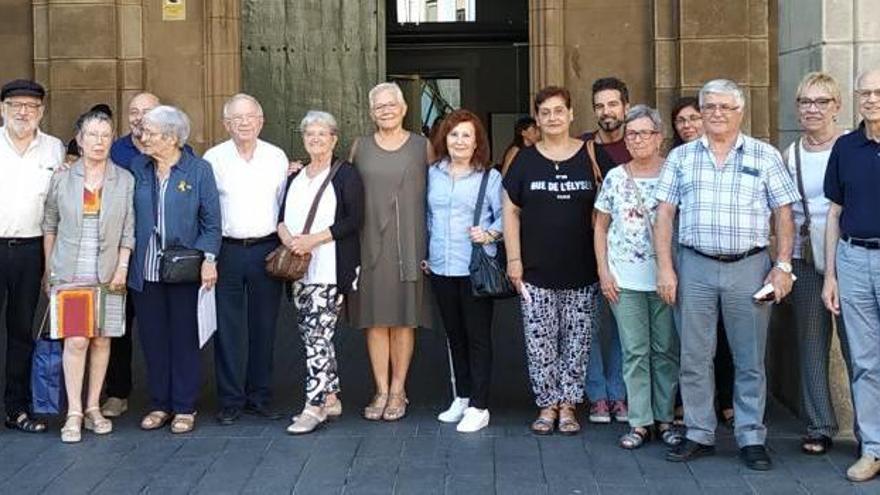 La regidora de la Gent Gran, Mercè Rosich, amb les entitats i associacions col·laboradores a les activitats, ahir al matí, davant de l&#039;ajuntament