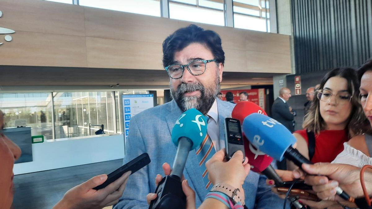 El secretario general de la Creex, Javier Peinado, atiende a los medios en Badajoz.