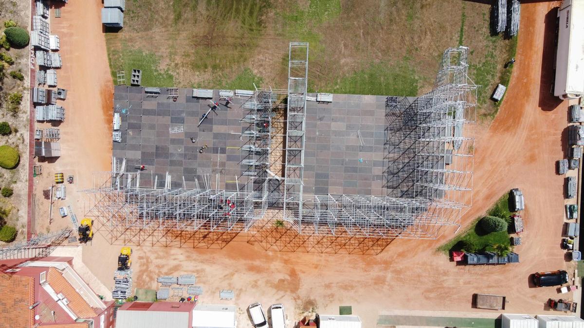 Foto cenital realizada con dron durante la construcción de los escenarios principales