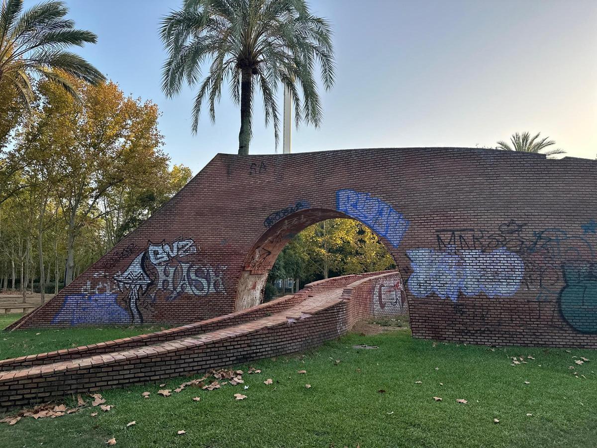 La escultura que simboliza el NO&amp;DO, de Eva Lootz, vandalizada.