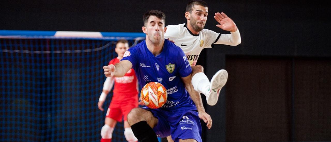 Ismael trata de controlar el balón en el partido entre el Industrias y el Córdoba Futsal.