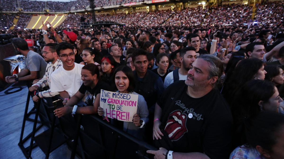 Espectadores en uno de los conciertos de Coldplay en el Estadi Lluís Companys, en Barcelona.