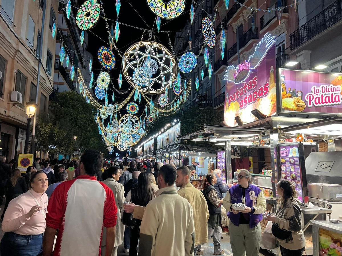 Mercadito de comida en el barrio de Russafa instalado estas Fallas