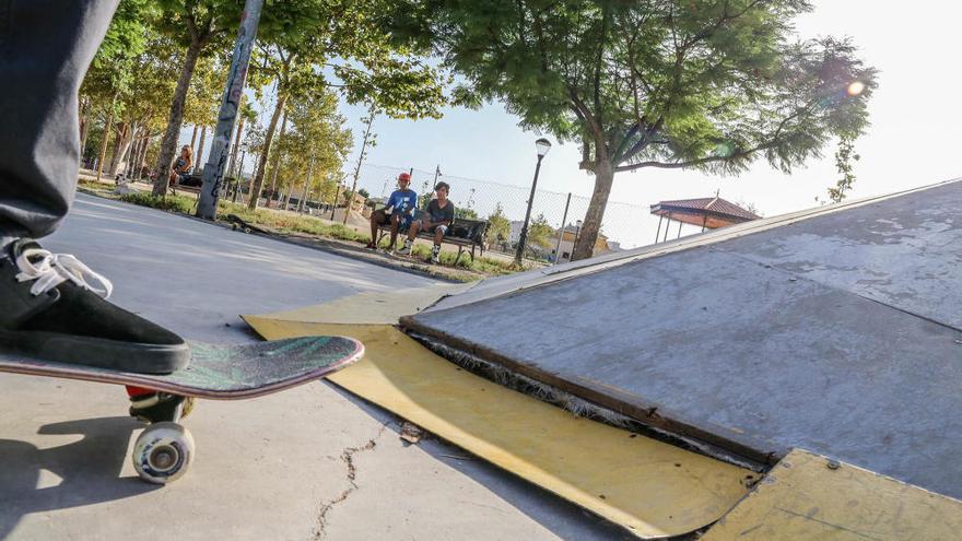 Acrobacias con demasiado riesgo en el «Skate park» de Almoradí