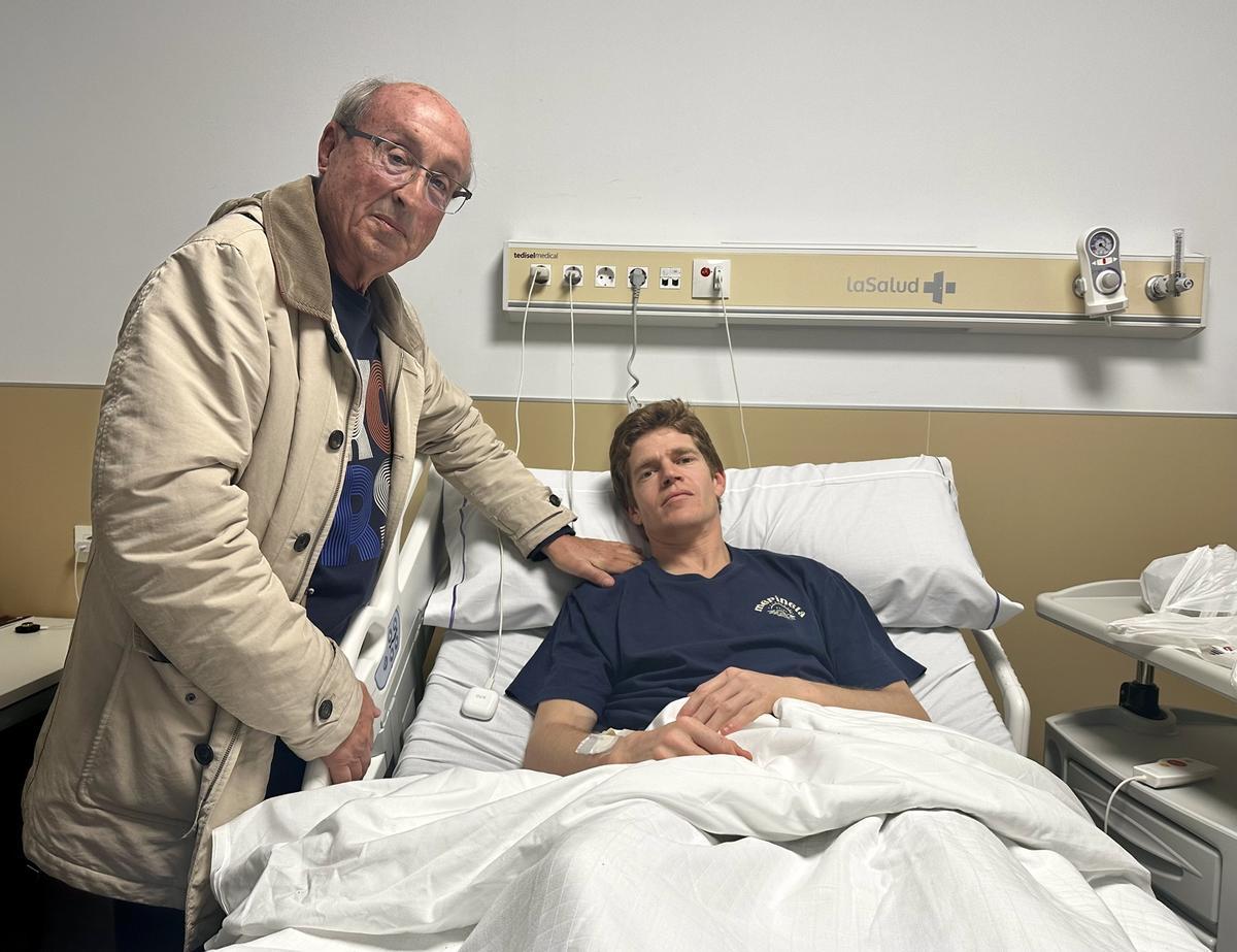 El traumatólogo Daniel López Quiles y Borja Jiménez en el Hospital Salud.
