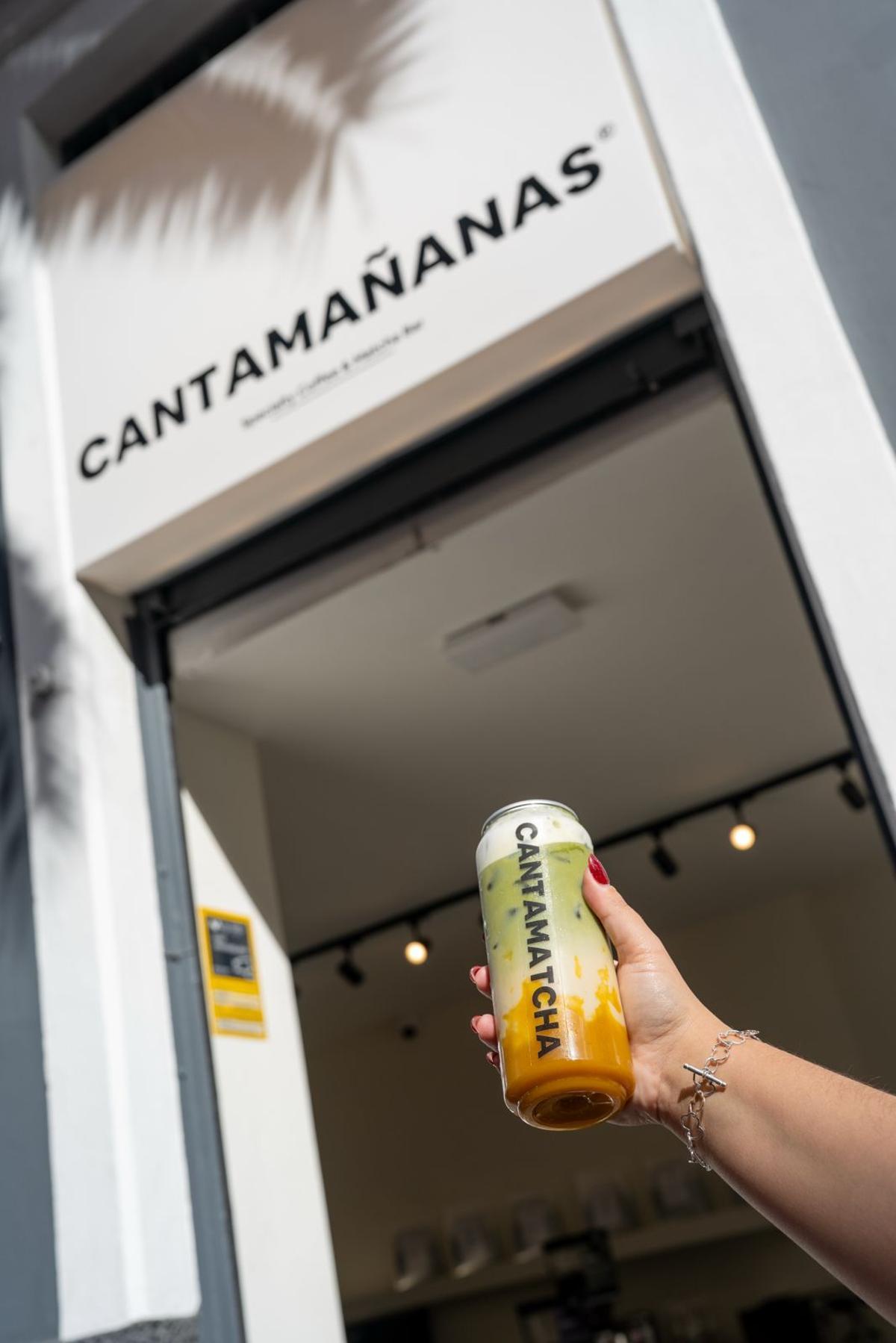 Cold mango matcha para llevar.