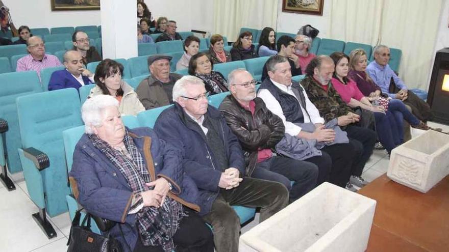 Participantes en la reunión celebrada en Alcañices para constituir la plataforma de la sanidad.