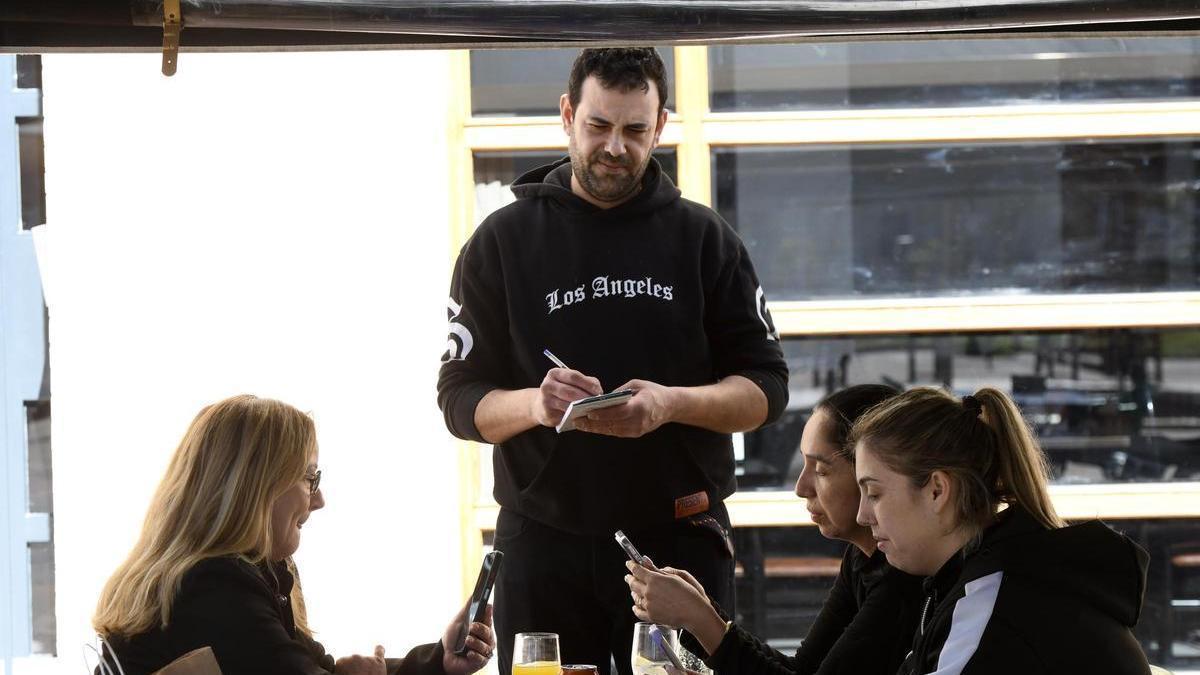 El 'dolor de cabeza' de los camareros murcianos con los clientes que no dejan el móvil: "Están más pendientes del teléfono que de lo que van a pedir"