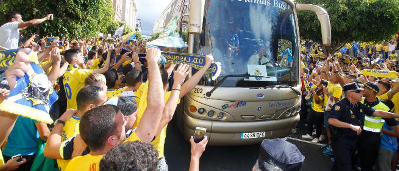 Fotografía de la calle de Fondos de Segura, en la tarde del histórico 21-J, fecha del último ascenso, durante el paso de la guagua de la expedición de la UD.