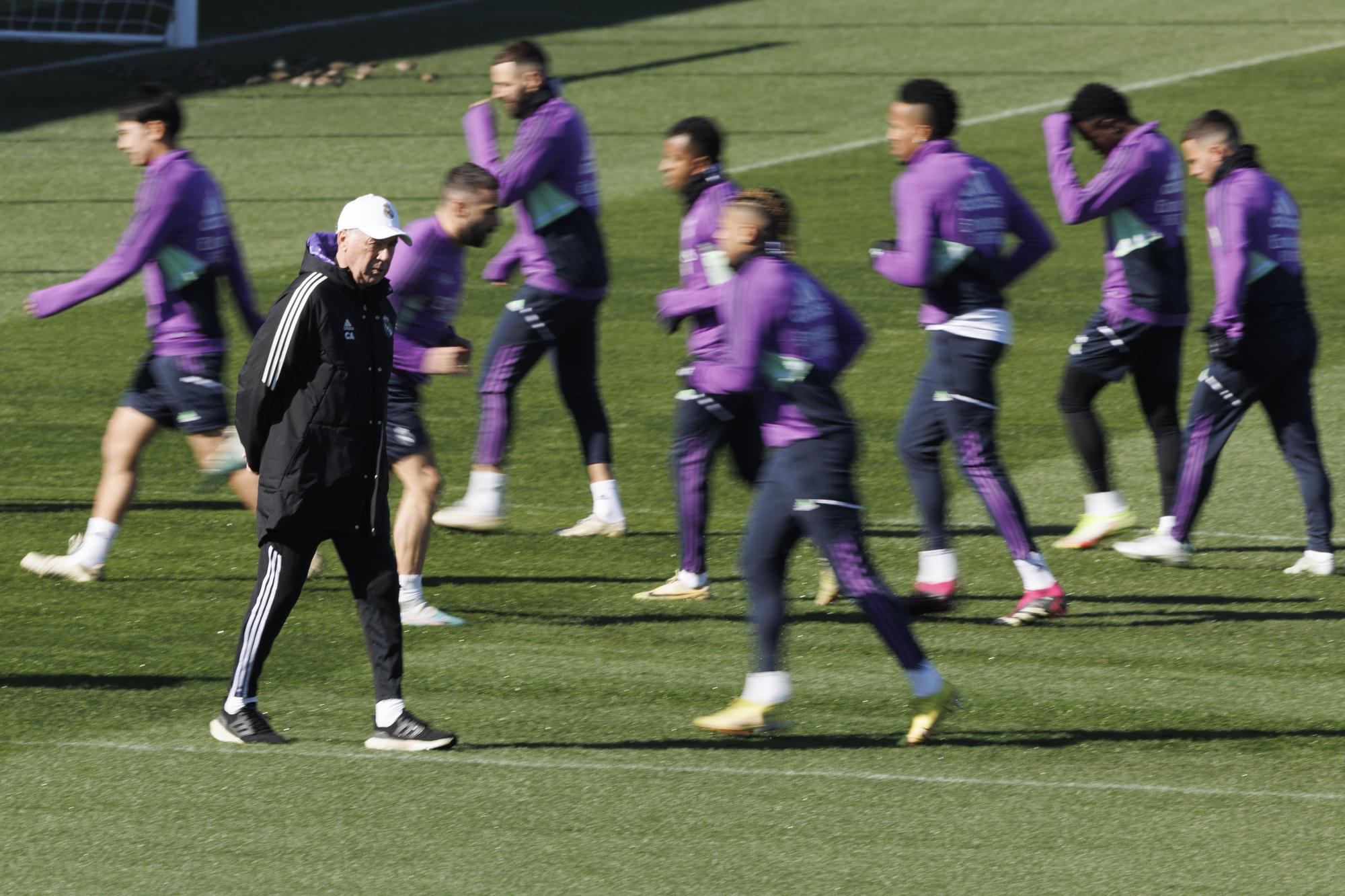 Carlo Ancelotti, entrenador del Real Madrid, durante el entrenamiento previo al duelo contra el Betis.