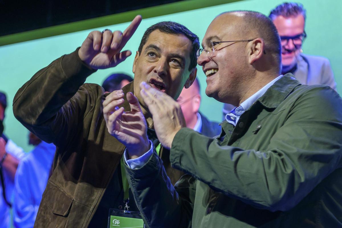 Miguel Tellado y Juanma Moreno, durante la segunda jornada del congreso del PP de Andalucía.