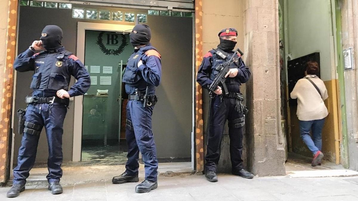 Agentes de los Mossos ante el domicilio registrado en la calle del Carme de Barcelona.