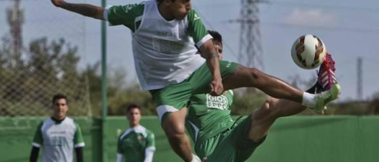 Damián Suárez lucha por un balón durante un entrenamiento en el campo anexo.