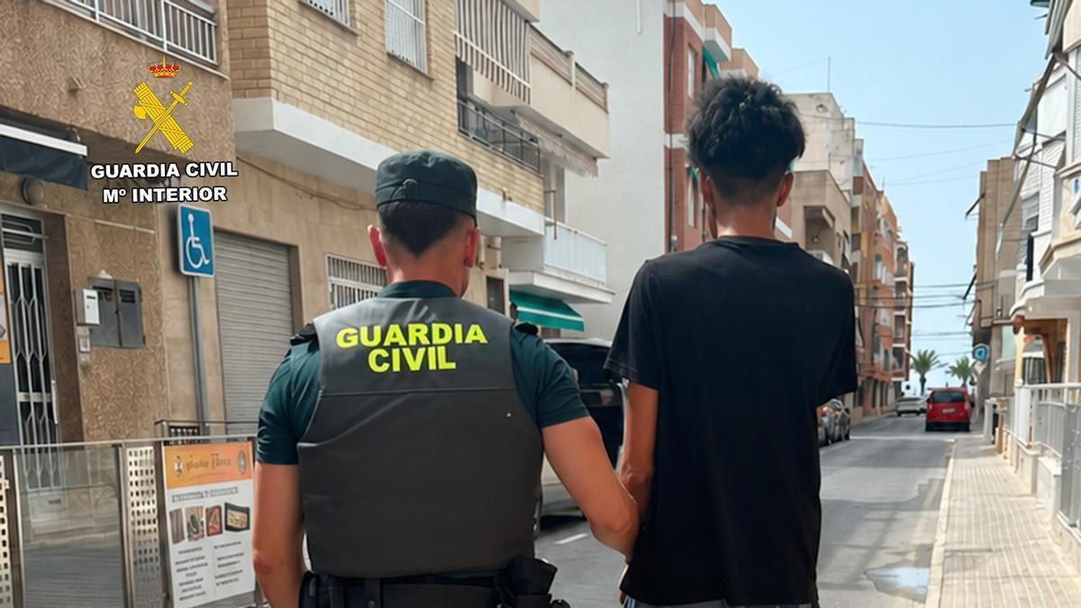Robo en Murcia | Arranca una cadena de oro del cuello a un cliente en una terraza de Lo Pagán y se da a la fuga