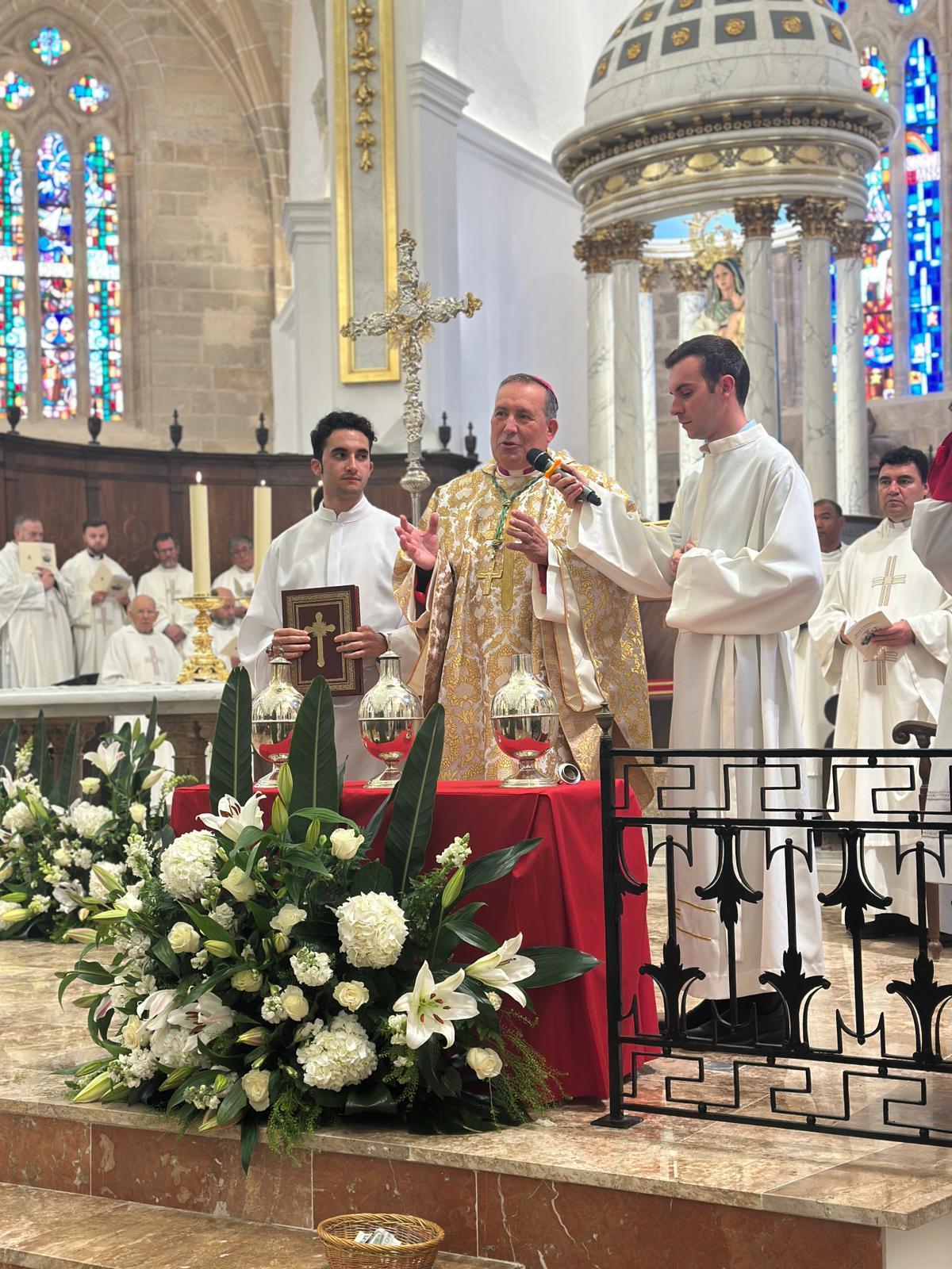 Todas las imágenes de la Misa Crismal en la Catedral de Ibiza.