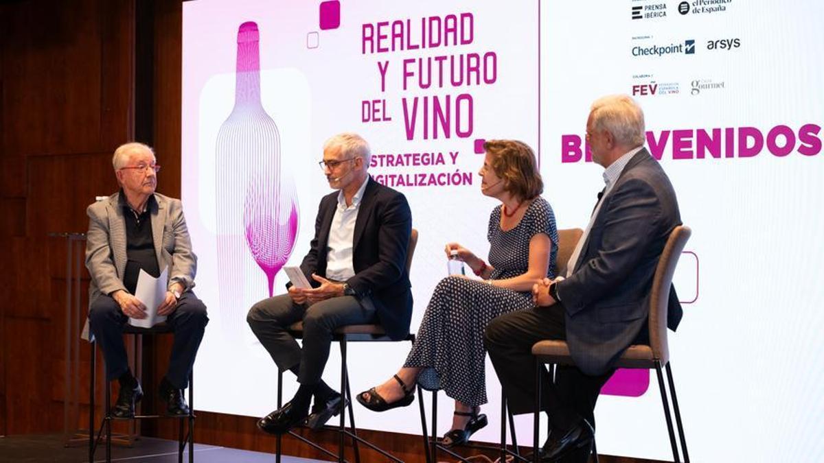 De izquierda a derecha, José Peñín (Guía Peñín), José Luis Benítez (Federación Española del Vino), María Naranjo (ICEX España Exportación e Inversiones) y Rafael del Rey (Observatorio Español del Vino).