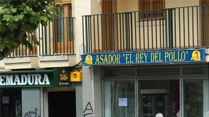 Denuncian por desacato al dueño del asador de pollos