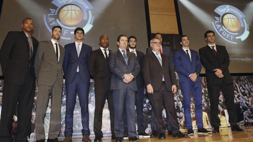 Los ocho jugadores de la Liga reconocidos con algún premio, junto con Borja Prado (delante i) y Francisco Roca (delante d), presidentes de Endesa y de la ACB.