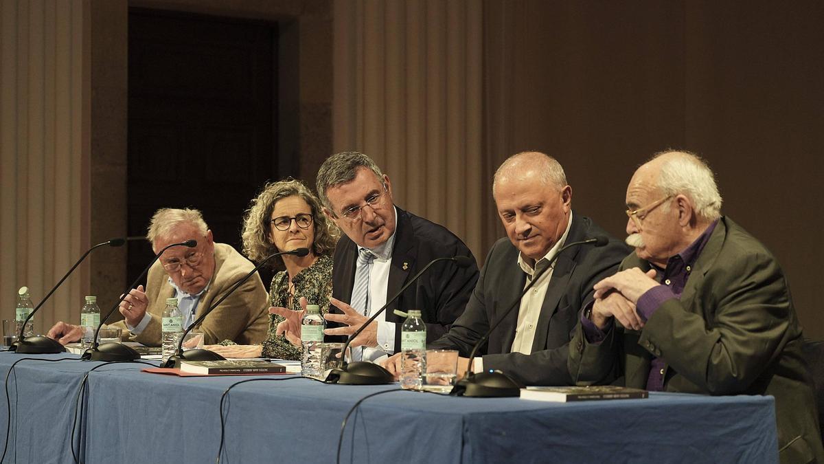Fotogaleria: Victor Gay i Pere Codina reflexionen sobre la fragilitat de la vida en el llibre "Notes amb arrels"
