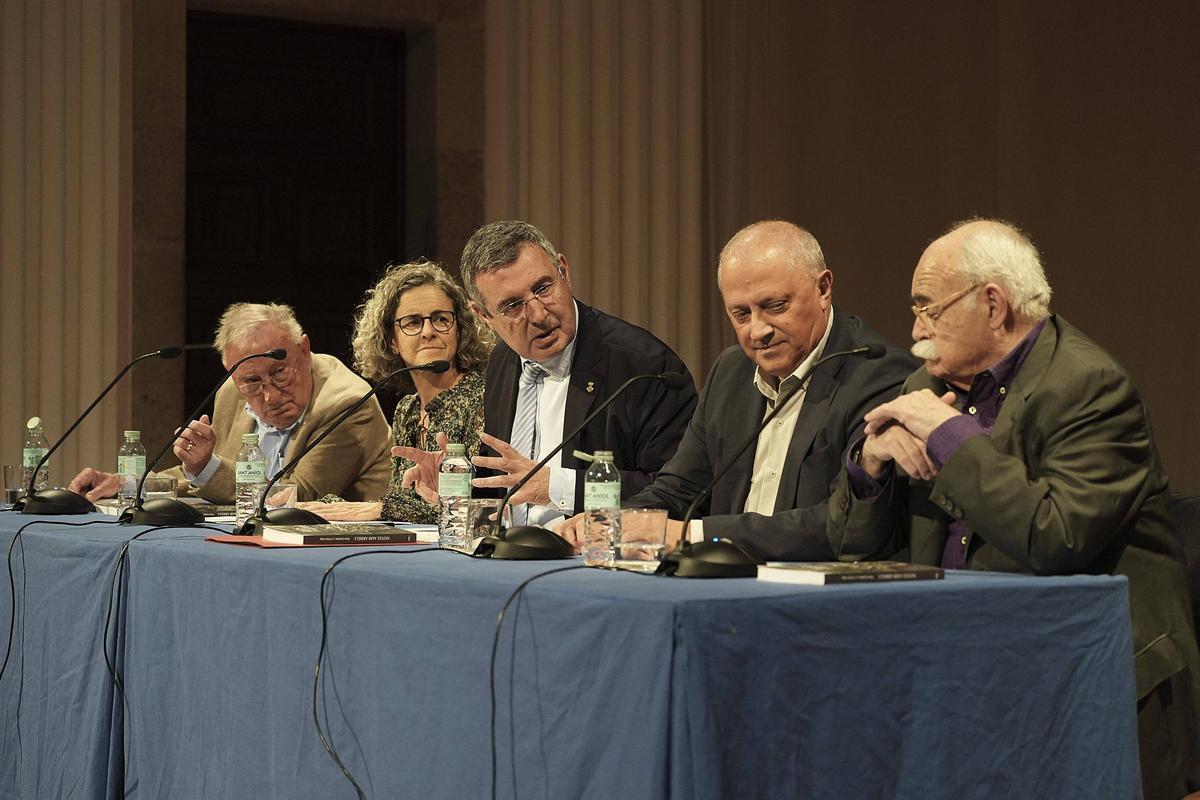 Fotogaleria: Victor Gay i Pere Codina reflexionen sobre la fragilitat de la vida en el llibre "Notes amb arrels"