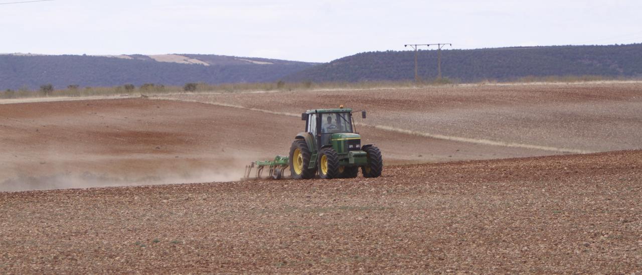 Un tractor realiza labores en una tierra. | J. F.