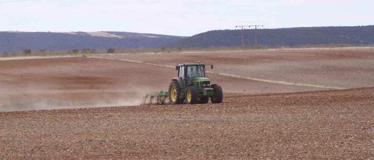 Un tractor realiza labores en una parcela.