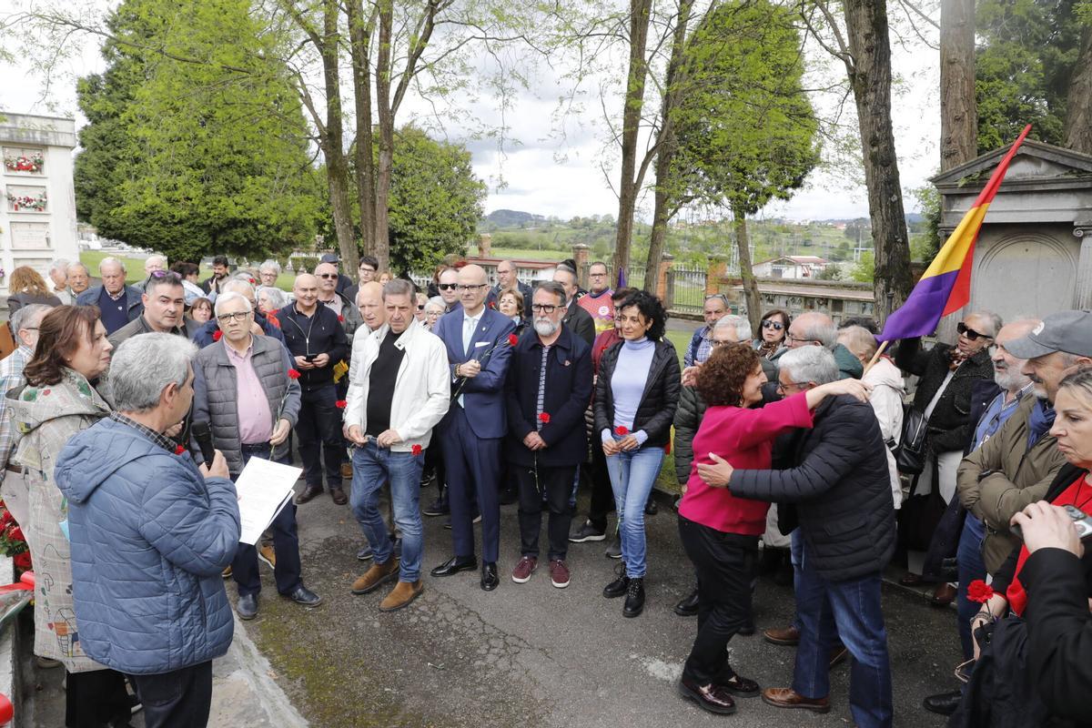 El acto celebrado en la fosa común.