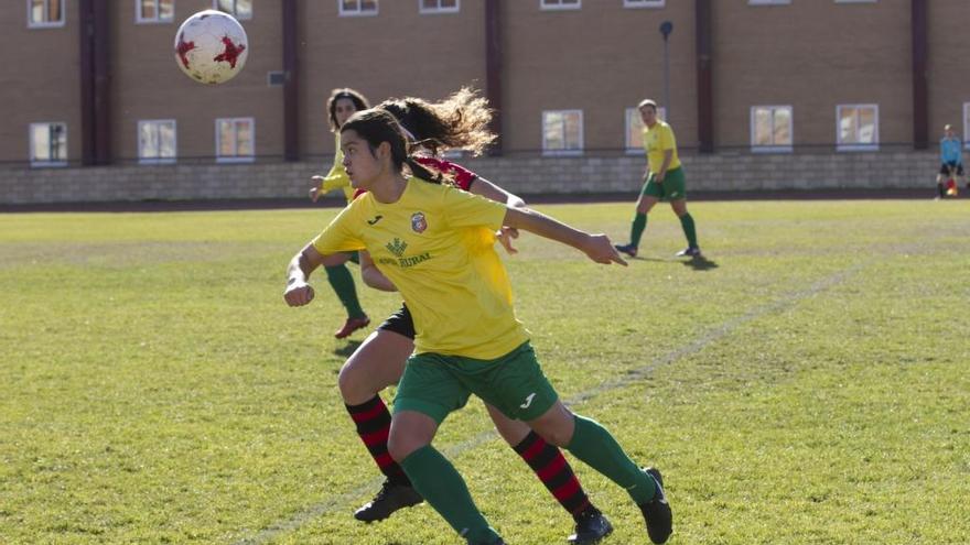 Una jugadora del Amigos del Duero intenta controlar un balón