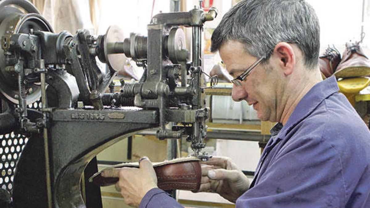 Imagen de un operario de Inca fabricando zapatos.