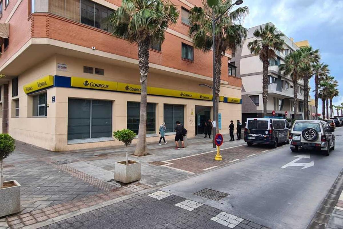Melilla, 18 de mayo de 2023.- La oficina de correos de Melilla, sin gente tras días de colas para solicitar el voto por correo.