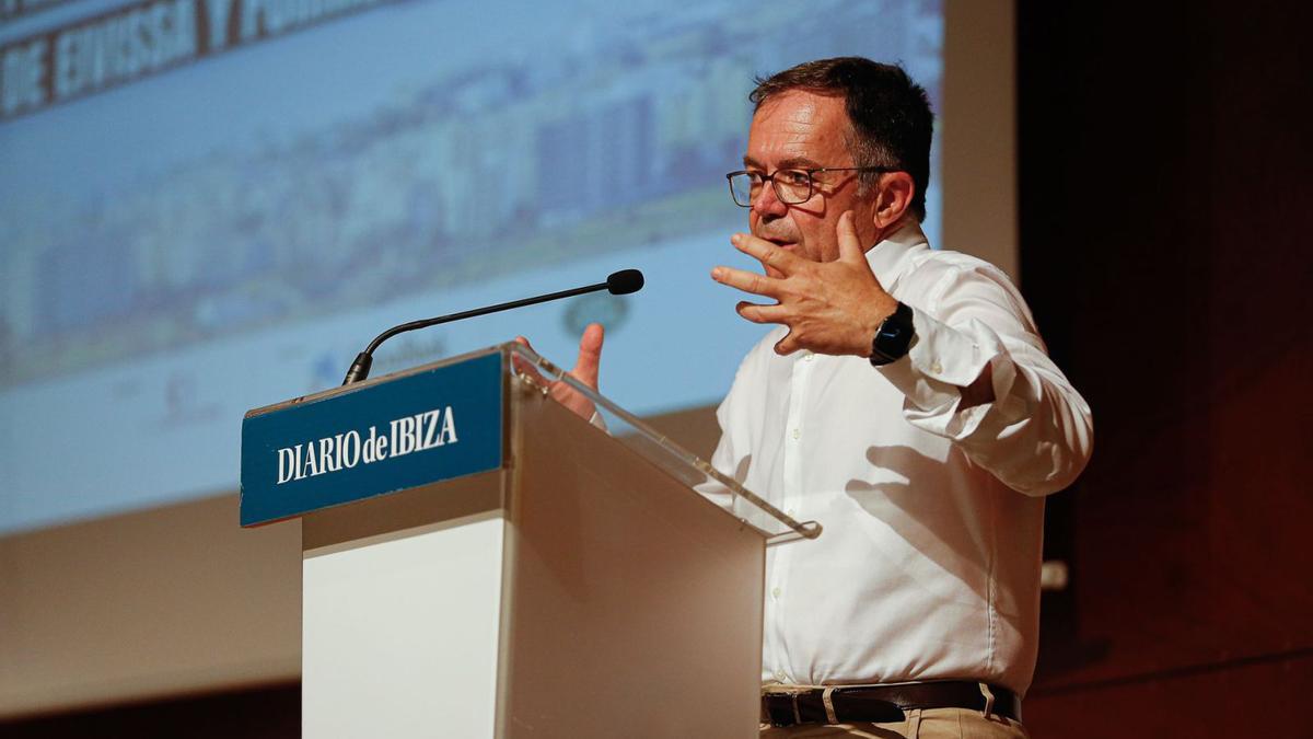 Josep Marí Ribas durante la charla con la que inauguró el acto. | TONI ESCOBAR