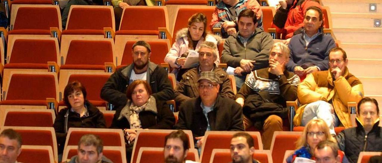 Trabajadores municipales, durante una asamblea.