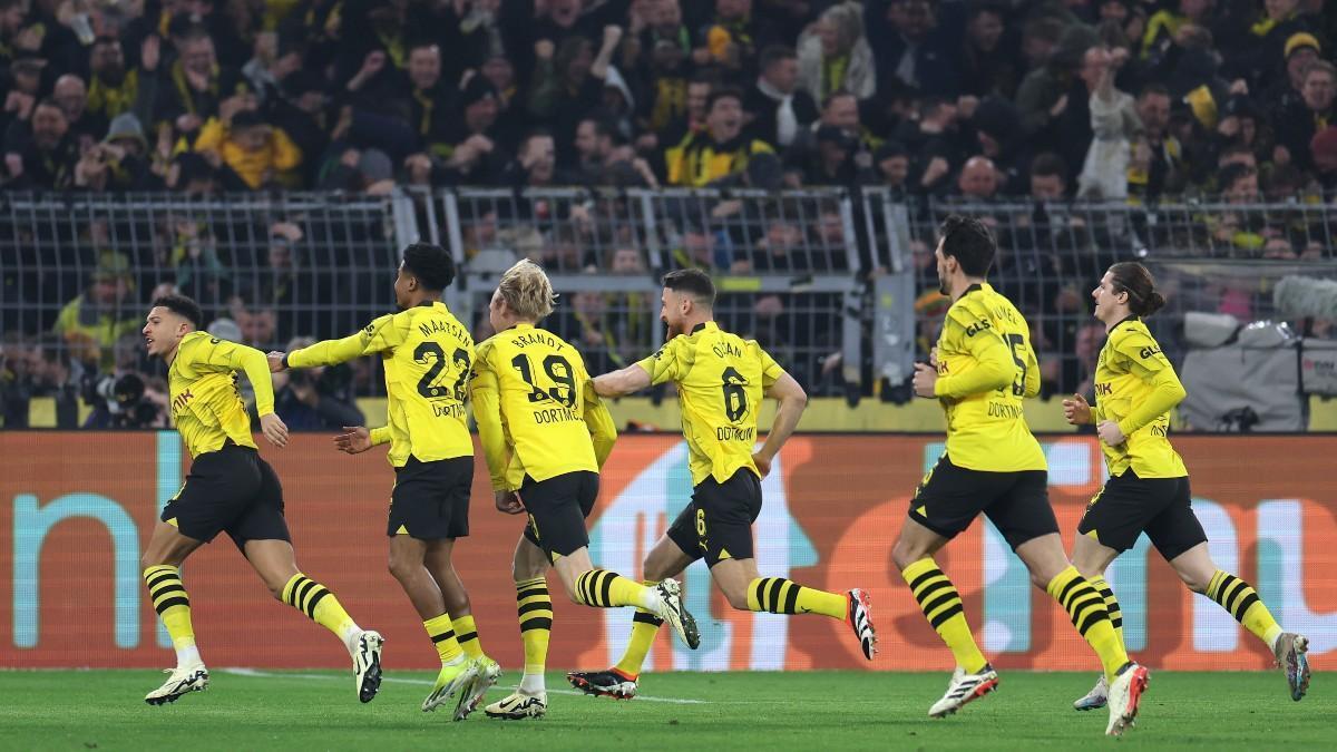 Los jugadores del Dortmund celebran el gol de Jadon Sancho ante el PSV.