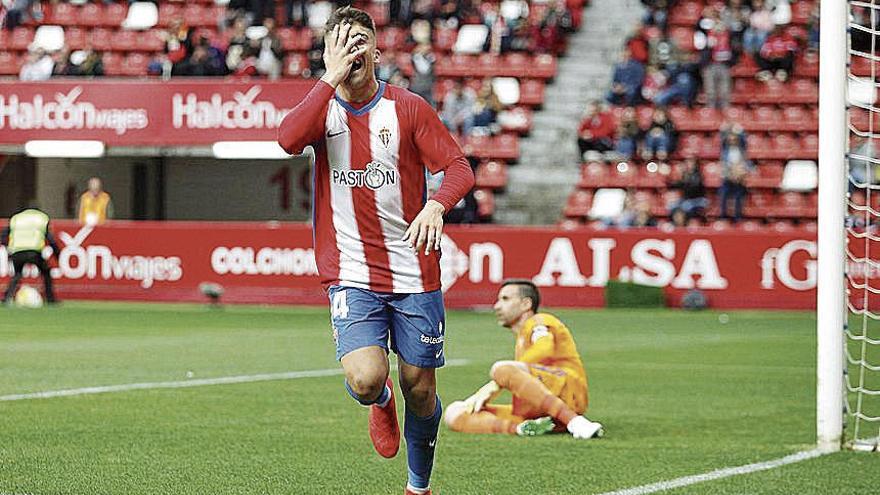 Nacho Méndez luciendo en la camiseta el antiguo patrocinador.